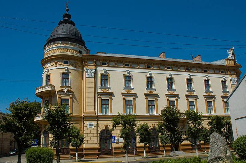 Національний музей народного мистецтва Гуцульщини та Покуття імені Й. Кобринського
